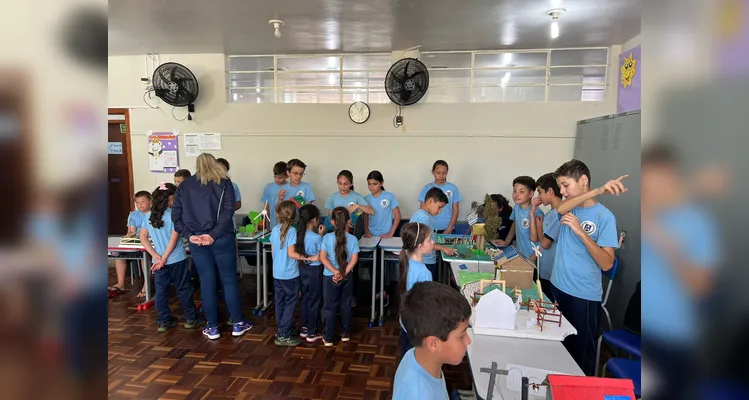 Após assistirem ao conteúdo, a turma se dividiu em grupos e confeccionou maquetes de casas sustentáveis. O resultado foi exposto aos colegas de outras turmas.
