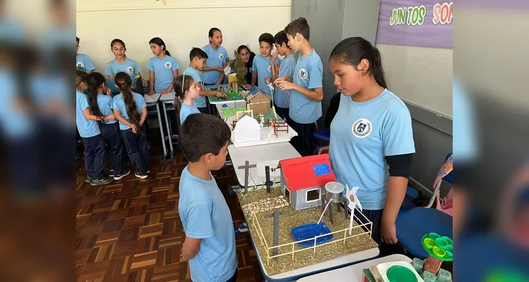 Após assistirem ao conteúdo, a turma se dividiu em grupos e confeccionou maquetes de casas sustentáveis. O resultado foi exposto aos colegas de outras turmas.