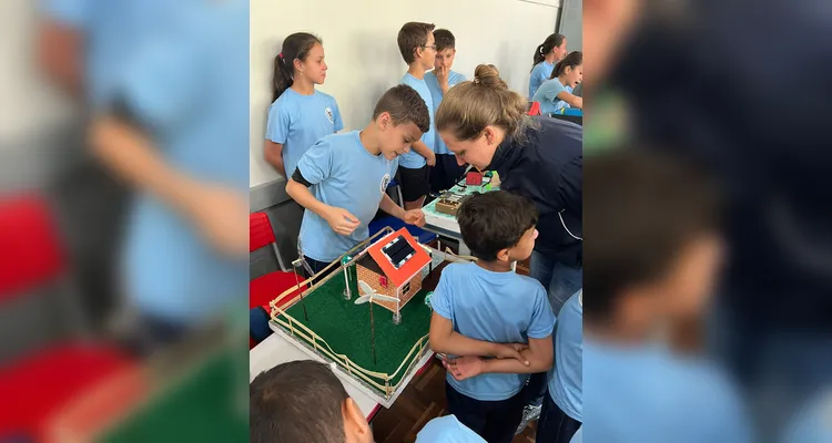 Após assistirem ao conteúdo, a turma se dividiu em grupos e confeccionou maquetes de casas sustentáveis. O resultado foi exposto aos colegas de outras turmas.