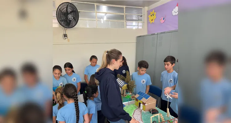 Após assistirem ao conteúdo, a turma se dividiu em grupos e confeccionou maquetes de casas sustentáveis. O resultado foi exposto aos colegas de outras turmas.