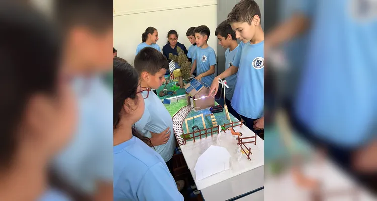 Após assistirem ao conteúdo, a turma se dividiu em grupos e confeccionou maquetes de casas sustentáveis. O resultado foi exposto aos colegas de outras turmas.