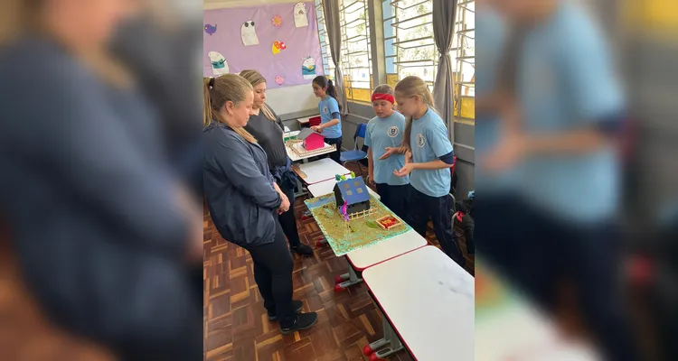 Após assistirem ao conteúdo, a turma se dividiu em grupos e confeccionou maquetes de casas sustentáveis. O resultado foi exposto aos colegas de outras turmas.