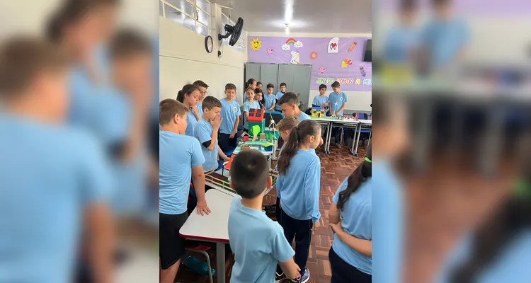 Após assistirem ao conteúdo, a turma se dividiu em grupos e confeccionou maquetes de casas sustentáveis. O resultado foi exposto aos colegas de outras turmas.