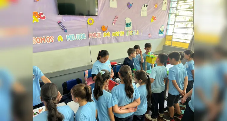 Após assistirem ao conteúdo, a turma se dividiu em grupos e confeccionou maquetes de casas sustentáveis. O resultado foi exposto aos colegas de outras turmas.