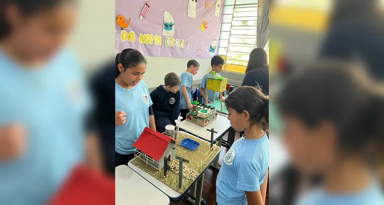 Após assistirem ao conteúdo, a turma se dividiu em grupos e confeccionou maquetes de casas sustentáveis. O resultado foi exposto aos colegas de outras turmas.