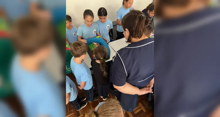 Após assistirem ao conteúdo, a turma se dividiu em grupos e confeccionou maquetes de casas sustentáveis. O resultado foi exposto aos colegas de outras turmas.