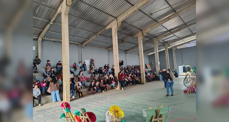 A proposta reuniu toda a comunidade escolar e contou com a presença de autoridades locais.
