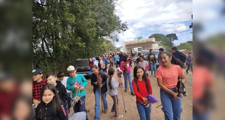 A proposta reuniu toda a comunidade escolar e contou com a presença de autoridades locais.