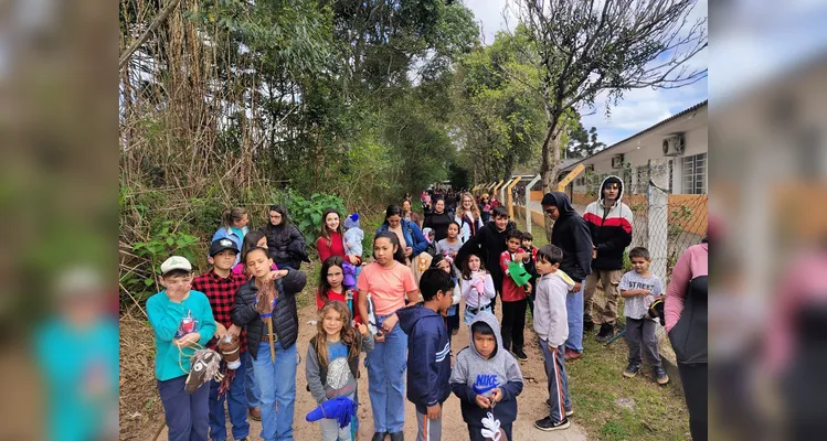 A proposta reuniu toda a comunidade escolar e contou com a presença de autoridades locais.