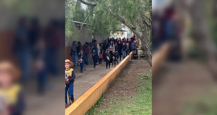A proposta reuniu toda a comunidade escolar e contou com a presença de autoridades locais.