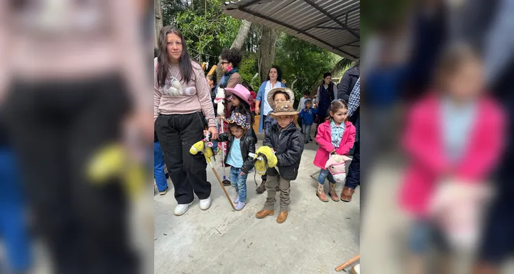 A proposta reuniu toda a comunidade escolar e contou com a presença de autoridades locais.