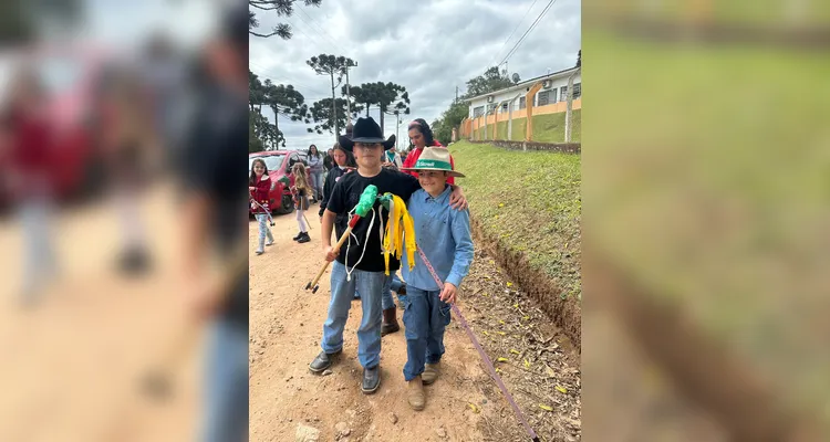 A proposta reuniu toda a comunidade escolar e contou com a presença de autoridades locais.