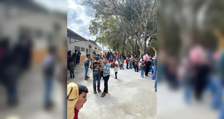 A proposta reuniu toda a comunidade escolar e contou com a presença de autoridades locais.
