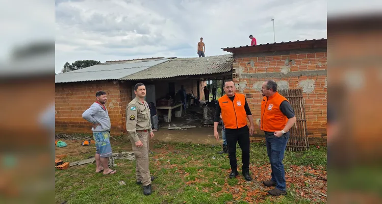 Para amenizar os danos, o Corpo de Bombeiros distribuiu lonas para que os moradores cubram os telhados de suas casas.