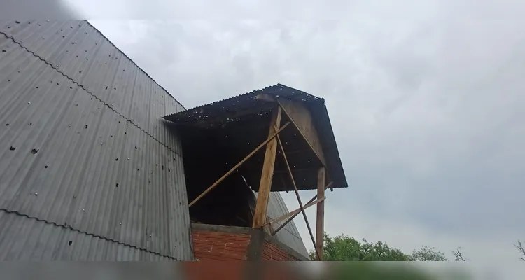 Para amenizar os danos, o Corpo de Bombeiros distribuiu lonas para que os moradores cubram os telhados de suas casas.