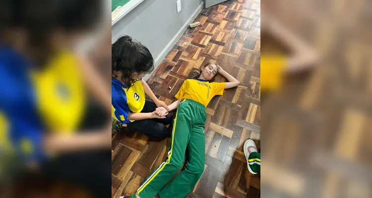 Ao longo da dinâmica, os alunos recriaram movimentos e ações que devem ser tomadas em casos de acidentes.