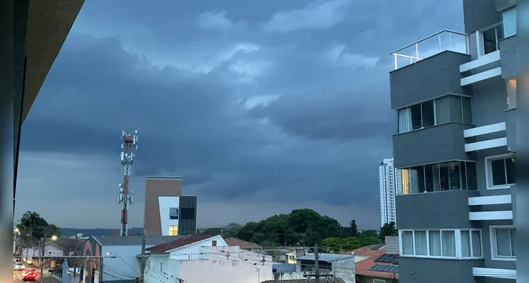 Tempo fecha no fim da tarde desta terça e temporal se aproxima de PG