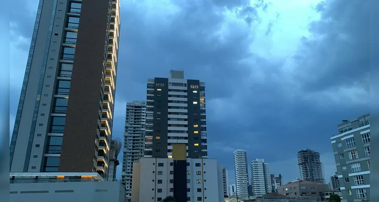 Tempo fecha no fim da tarde desta terça e temporal se aproxima de PG