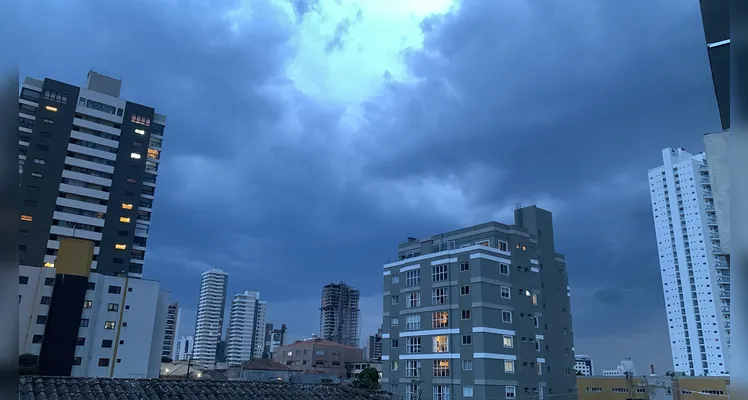 Tempo fecha no fim da tarde desta terça e temporal se aproxima de PG