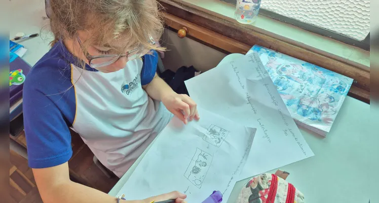 Enquanto assistiam ao conteúdo, os alunos anotaram e desenharam pontos e informações importantes.