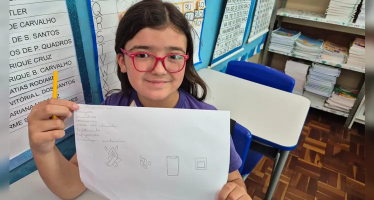 Enquanto assistiam ao conteúdo, os alunos anotaram e desenharam pontos e informações importantes.