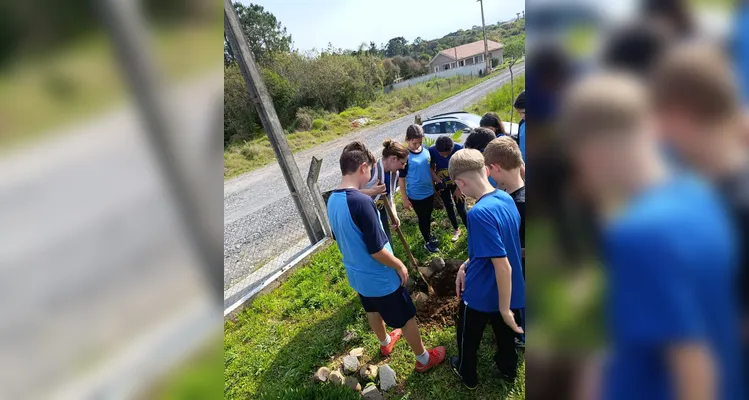 A atividade final da turma foi a realização do plantio de mudas nativas.