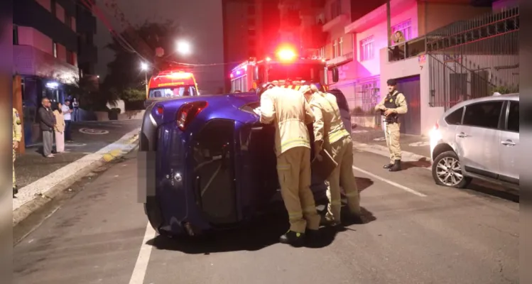 Carro colide contra veículo estacionado e tomba em PG; veja vídeo
