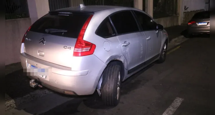 Carro colide contra veículo estacionado e tomba em PG; veja vídeo