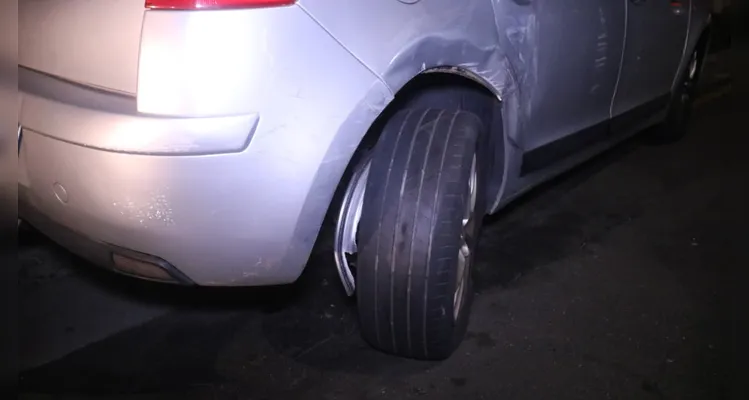 Carro colide contra veículo estacionado e tomba em PG; veja vídeo