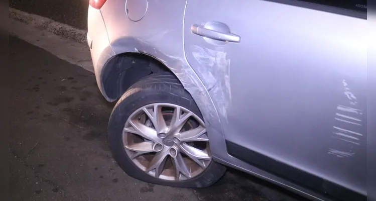 Carro colide contra veículo estacionado e tomba em PG; veja vídeo