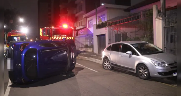 Carro colide contra veículo estacionado e tomba em PG; veja vídeo