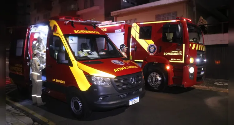Carro colide contra veículo estacionado e tomba em PG; veja vídeo