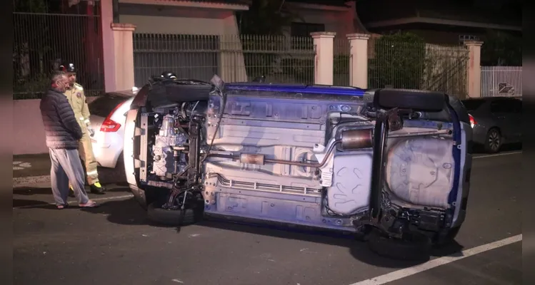 Carro colide contra veículo estacionado e tomba em PG; veja vídeo