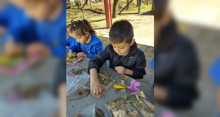 Como proposta, as crianças foram convidadas a explorar o espaço da escola e recolher folhas e flores para confeccionar cartazes.