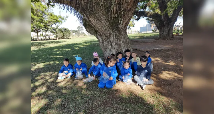 Como proposta, as crianças foram convidadas a explorar o espaço da escola e recolher folhas e flores para confeccionar cartazes.