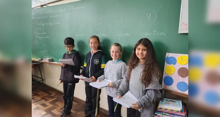 A turma se dividiu em dois grupos durante o principal debate, um favorável a utilização de celulares e outro contrário.
