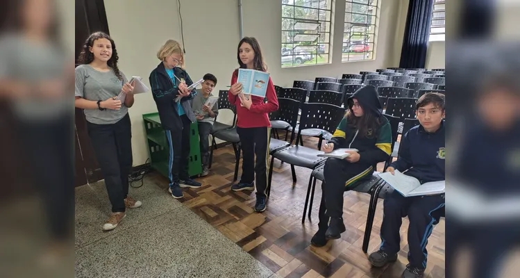A turma se dividiu em dois grupos durante o principal debate, um favorável a utilização de celulares e outro contrário.