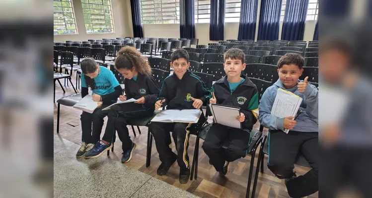 A turma se dividiu em dois grupos durante o principal debate, um favorável a utilização de celulares e outro contrário.
