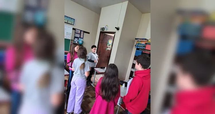 A turma se dividiu em dois grupos durante o principal debate, um favorável a utilização de celulares e outro contrário.