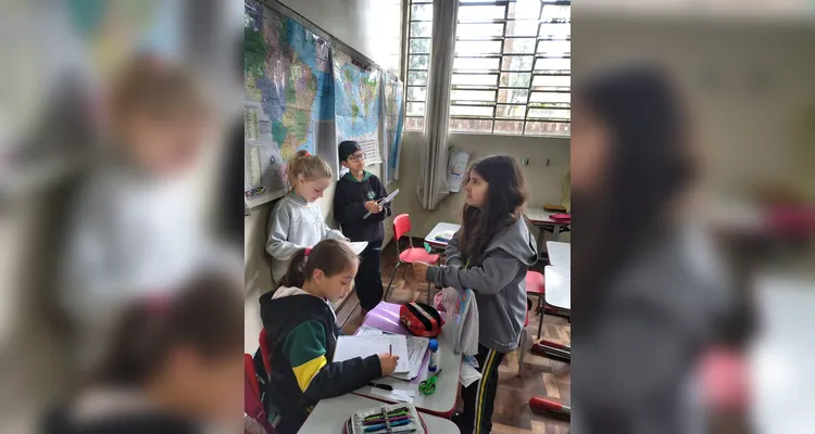 A turma se dividiu em dois grupos durante o principal debate, um favorável a utilização de celulares e outro contrário.