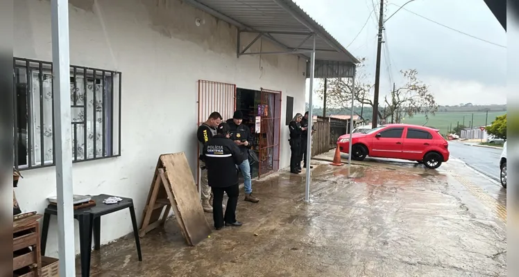 Mulher é flagrada com bebidas vencidas e lacres rompidos durante operação em PG