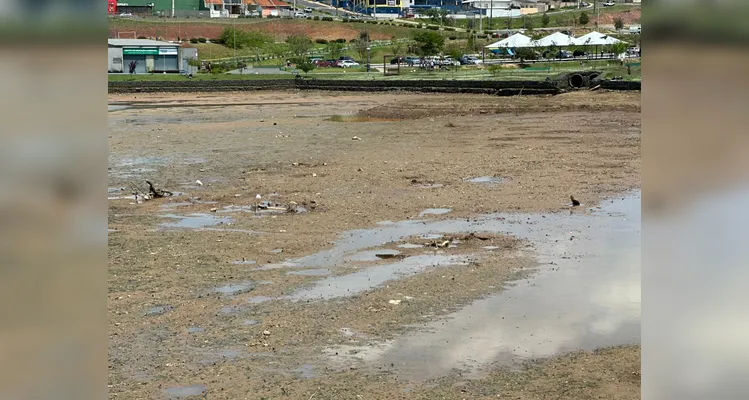 Lago de Olarias seca durante período de estudo para o desassoreamento