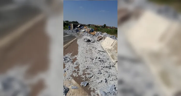 Caminhão tombou após fazer uma curva