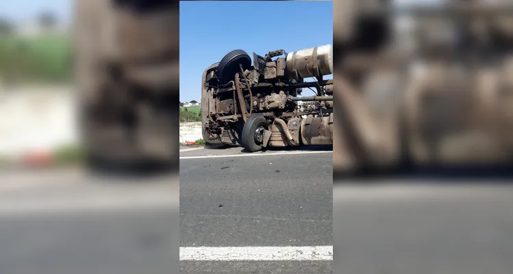 Caminhão tombou após fazer uma curva