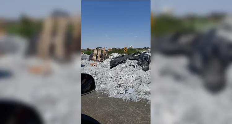 Caminhão tombou após fazer uma curva