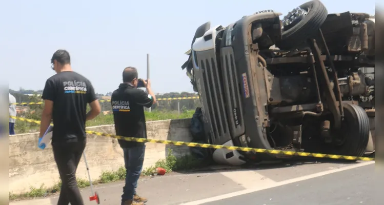 Caminhão tombou e motorista morreu