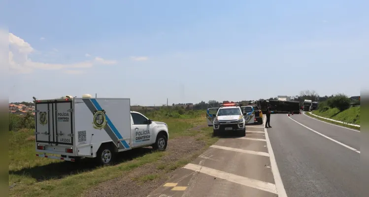 Caminhão tombou e motorista morreu