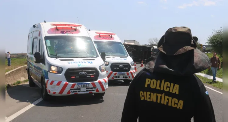 Caminhão tombou e motorista morreu