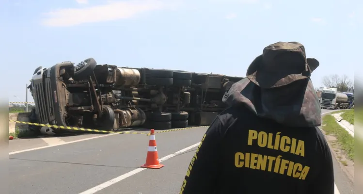 Caminhão tombou e motorista morreu