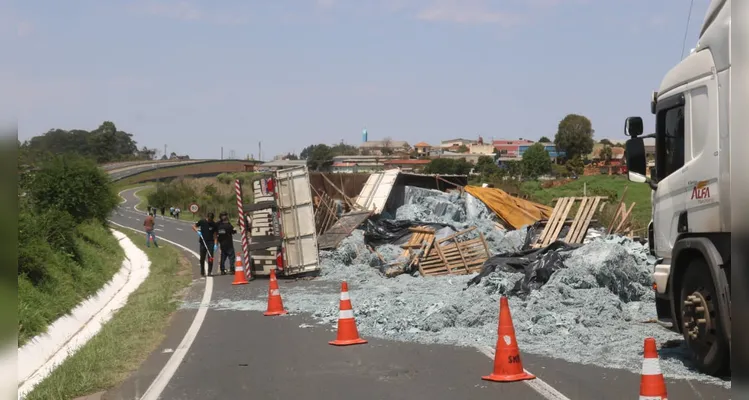 Caminhão tombou e motorista morreu